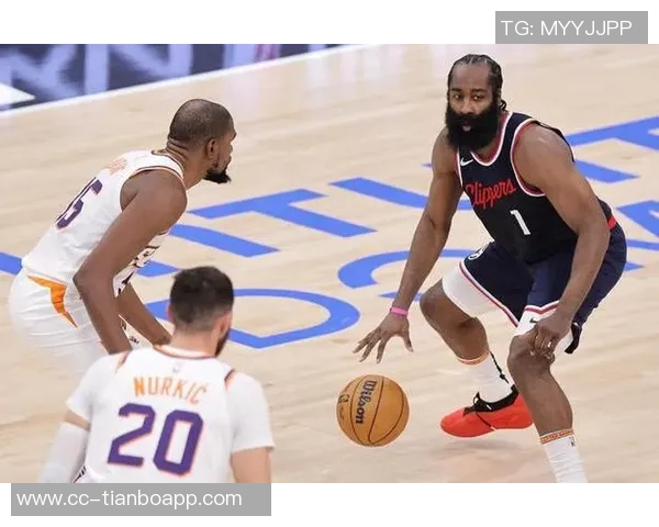 哈登三分球失误引发场下笑声马卡与弩机默契互动引发关注